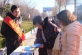 市人社局開展居民醫(yī)保上街宣傳活動，宣傳居民醫(yī)保政策，解答群眾